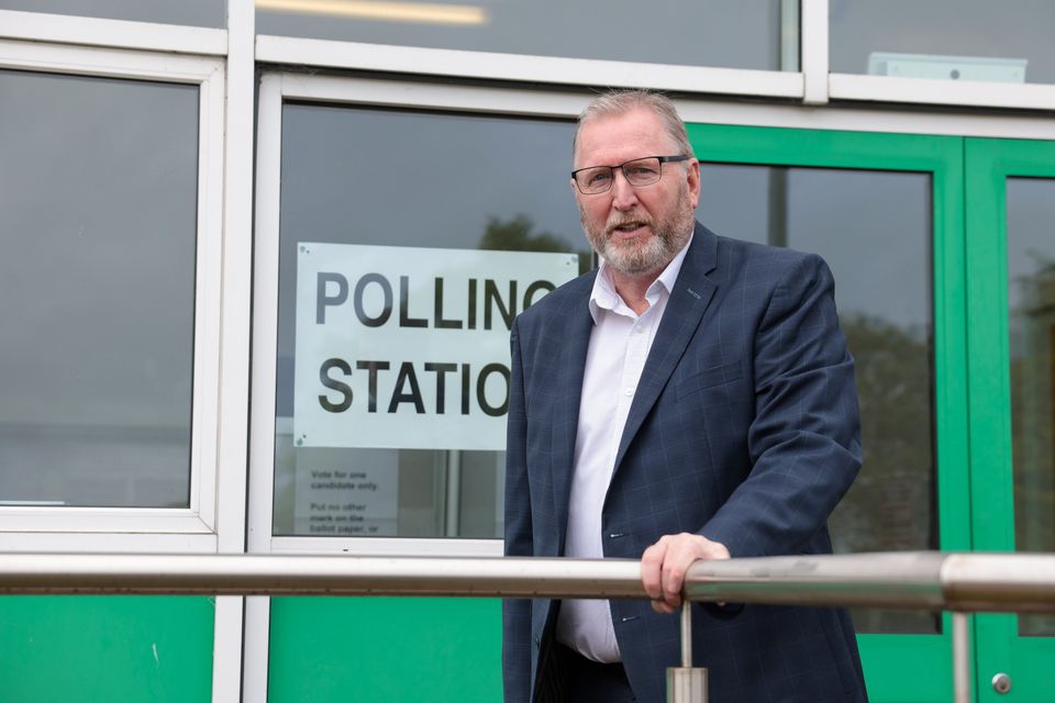 UUP 领袖 Doug Beattie 在 Portadown 的 Seagoe 小学投票 图片来源：Matt Mackey/PressEye