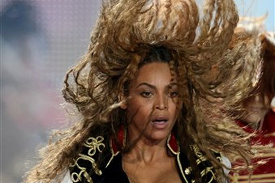 American singer Beyonce performs before receiving the award for outstanding contribution to the arts during the 2008 World Music Awards ceremony in Monaco, Sunday Nov. 9, 2008. (AP Photo/Claude Paris)