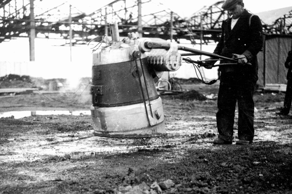 Building of the Sydenham by-pass, a workman using a frog hammer. 25/10/1939
BELFAST TELEGRAPH COLLECTION/NMN