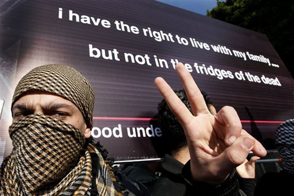 A Lebanese student protester, flashes a V sign during a demonstration to protest against the Israel's ground attack on the Gaza Strip, in front of the European Commission, in Beirut, Lebanon, on Tuesday Jan. 13, 2009. Israeli ground troops battled Palestinian militants in the streets of a densely populated Gaza City neighborhood early Tuesday, destroying dozens of homes and sending terrified residents running for cover as gunfire and explosions echoed in the distance. (AP Photo / Hussein Malla)