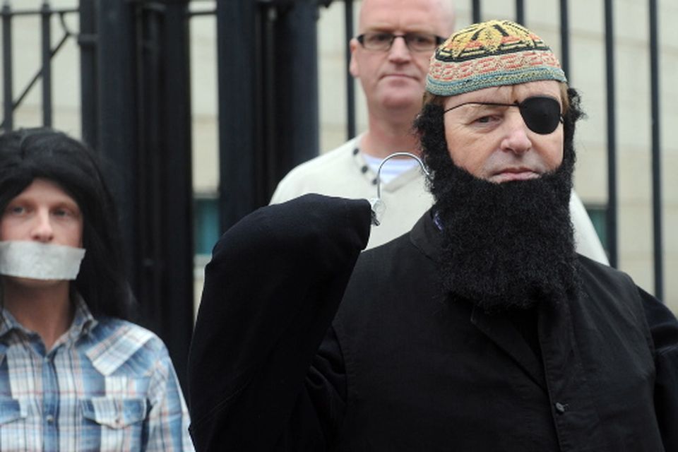 Loyalist  campaigner Willie Frazer arrives at Laganside Court  dressed up as radical Muslim cleric Abu Hamza for a  court appearance.  He is charged with six offences including one of encouraging or assisting offences by making a speech to flag protesters outside Belfast City Hall.
Pic Colm Lenaghan/Pacemaker