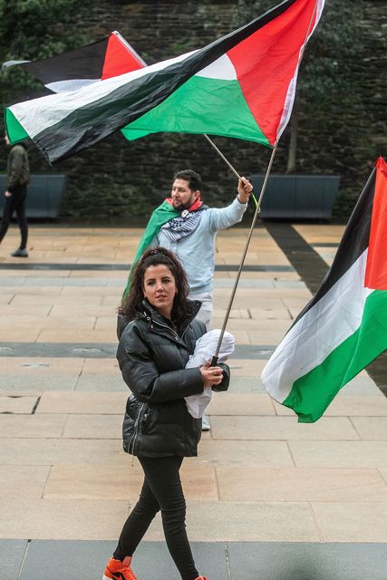 انضمت الممثلة جيمي لي أودونيل إلى مسيرة مؤيدة لفلسطين في ديري يوم السبت.  تصوير مارتن ماكيون.