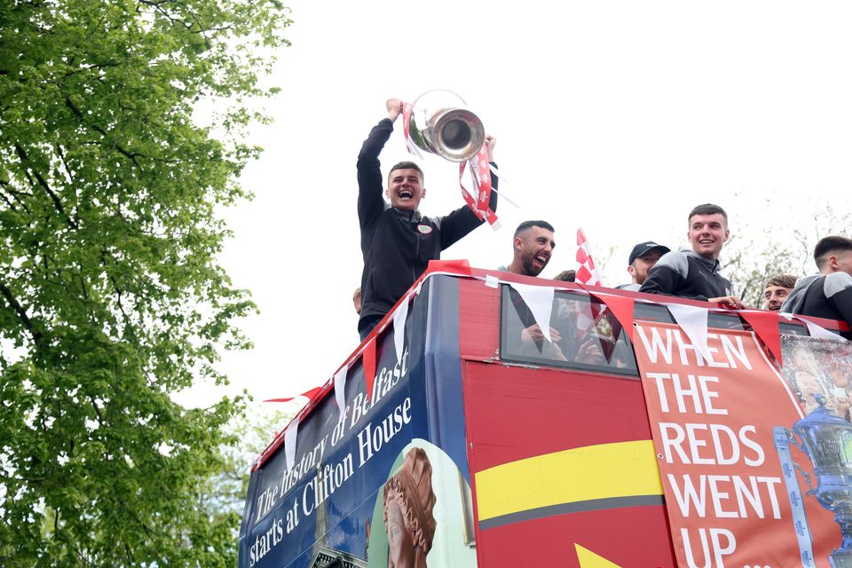 PACEMAKER BELFAST. 06/05/2024
Fresh from their first Irish Cup victory in 45 years with a 3-1 win over Linfield on Saturday the Cliftonville payers and management went on a bus tour of parts of Belfast on Monday afternoon.