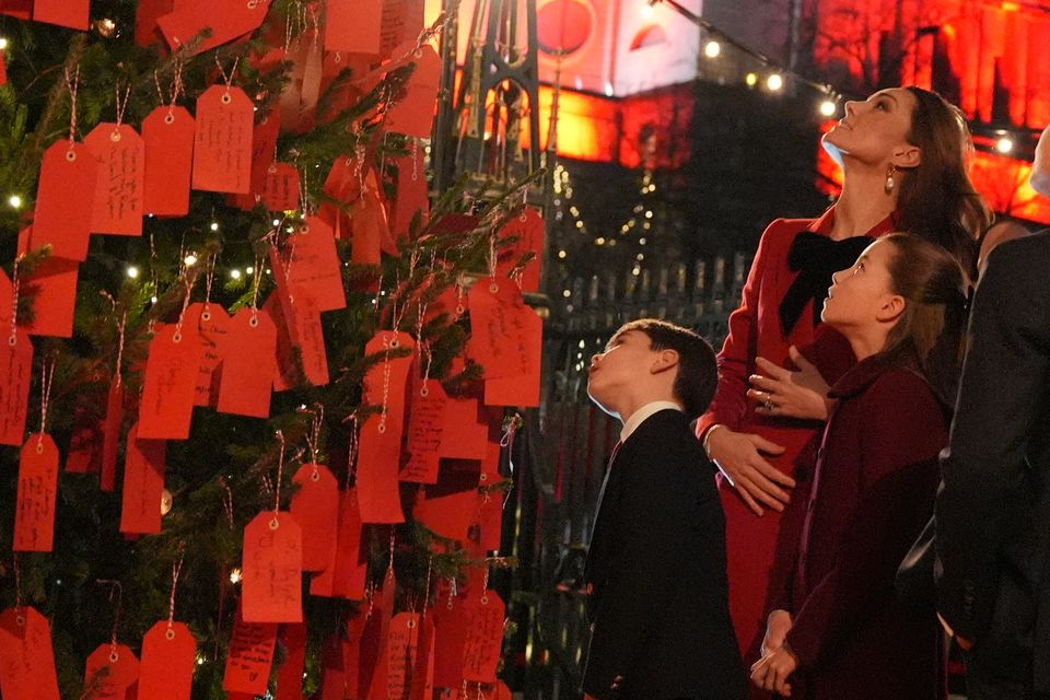 Kate, Charlotte and Louis look at messages on the Kindness Tree (Jordan Pettitt/PA)