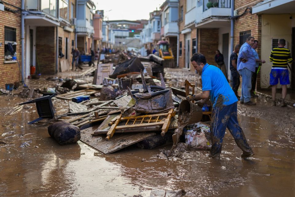 The clean-up after floods in Utiel (Manu Fernandez/AP)