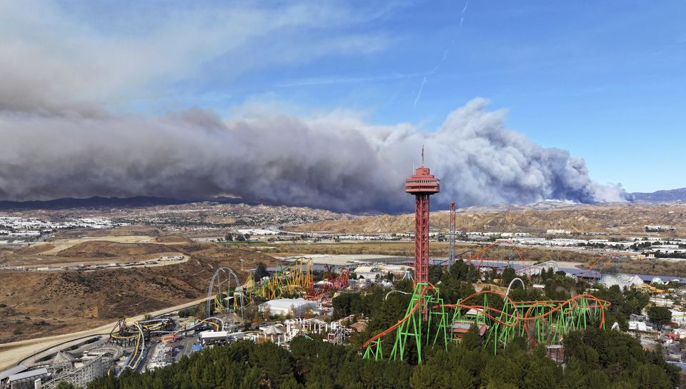 The tower at Six Flags Magic Mountain with the Hughes fire burning in Castaic (Dean Musgrove/The Orange County Register/AP)