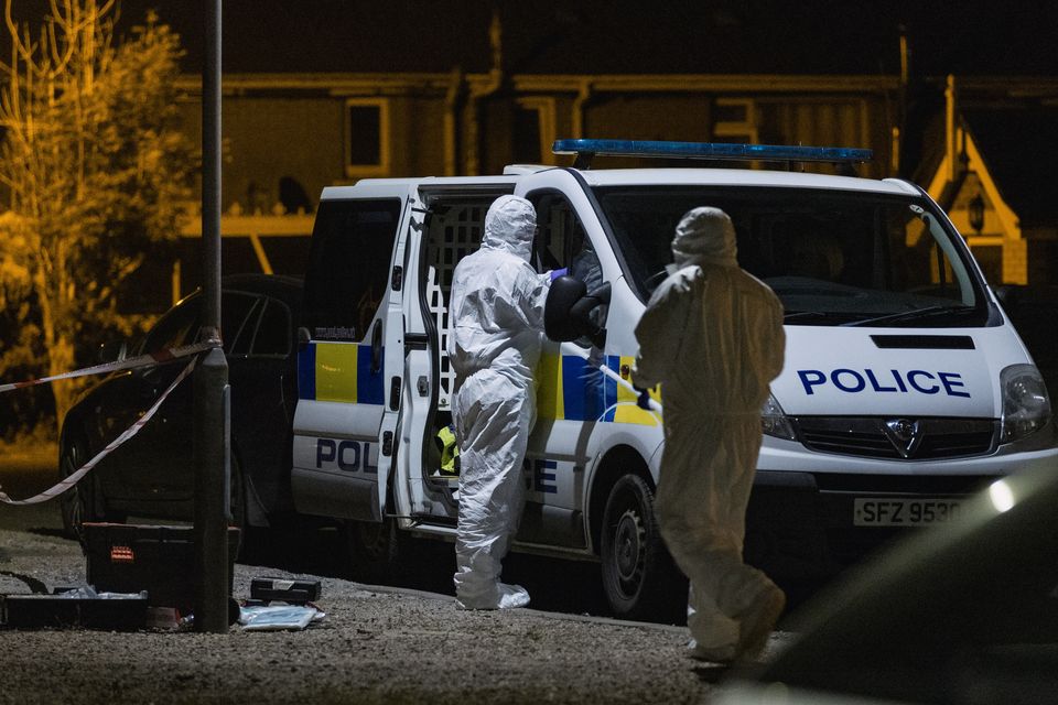 Police et médecins légistes sur les lieux de la mort subite d'une femme d'environ 80 ans dans le quartier Hawthorn Court de Bangor le 2 juin 2024 (Photo de Kevin Scott)