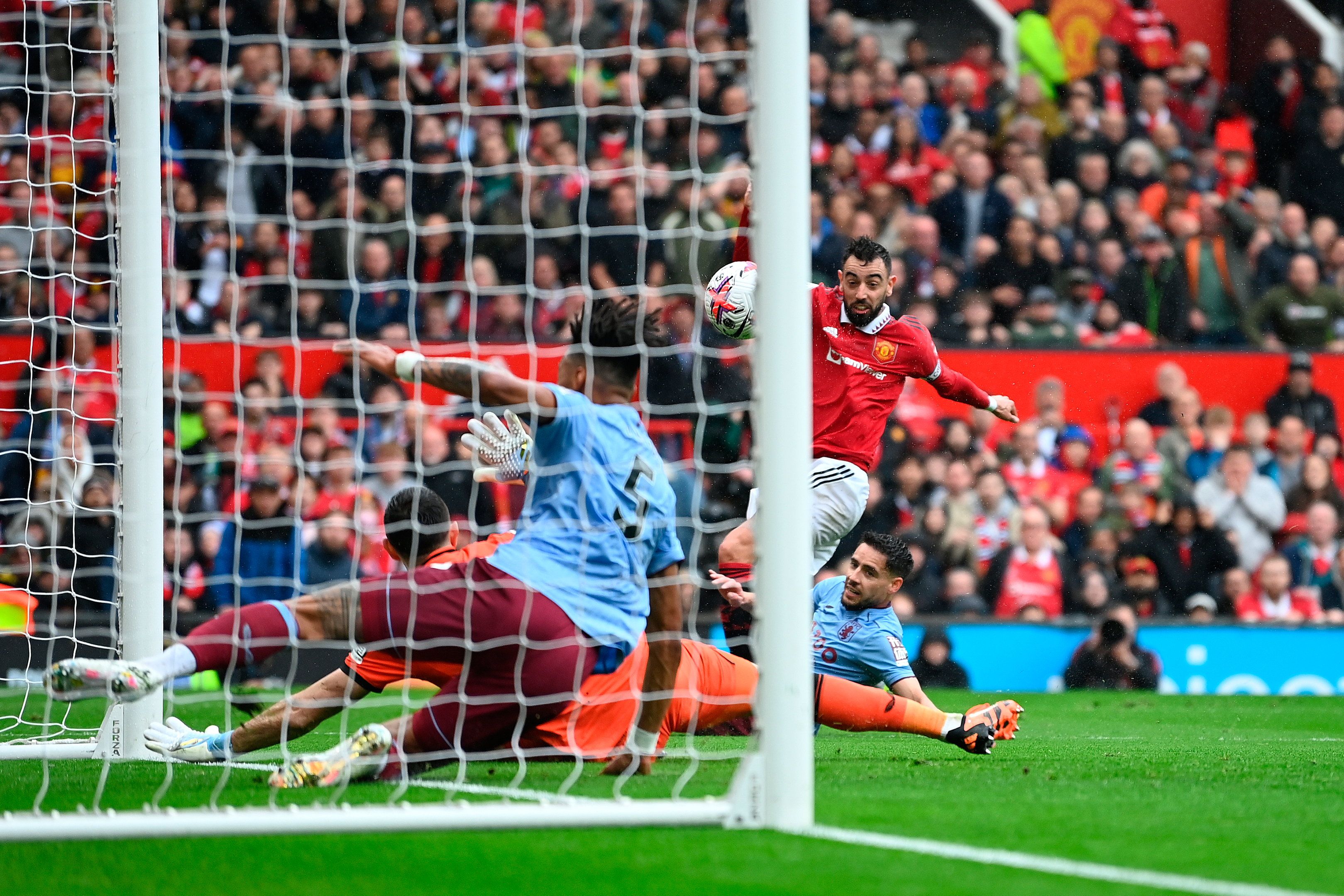 Arsenal 0-2 Man United: Captain fantastic Bruno Fernandes scores