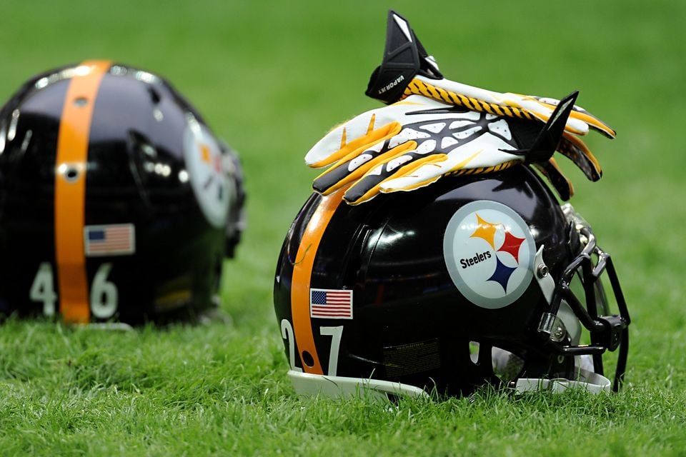 Cleveland Browns' defensive end hits Pittsburgh Steelers