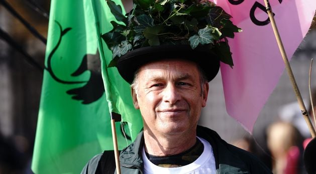 Packham leads children’s march to Buckingham Palace to ask royals to rewild land