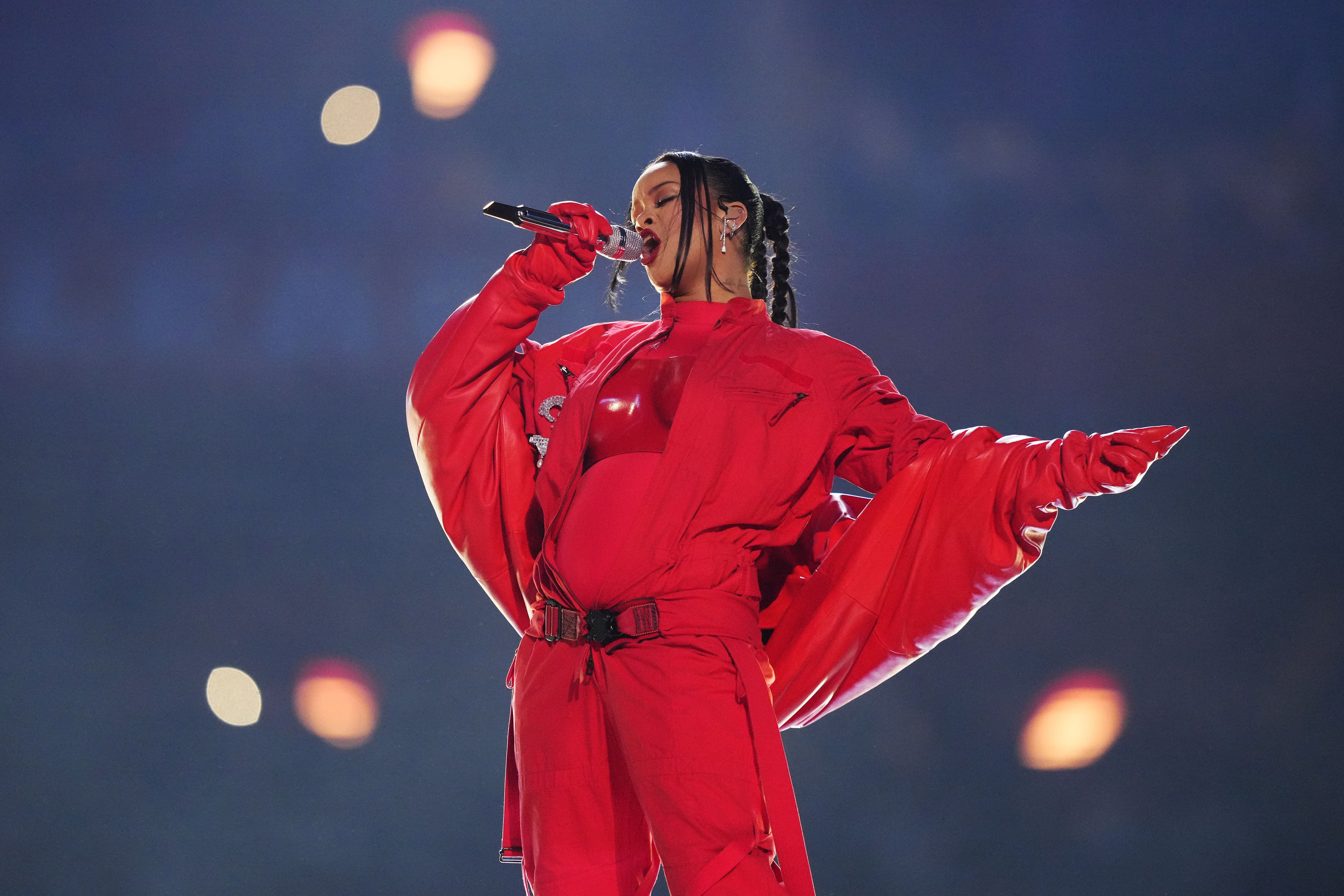 Rihanna: Super Bowl half-time show to mark singer's live return - BBC News