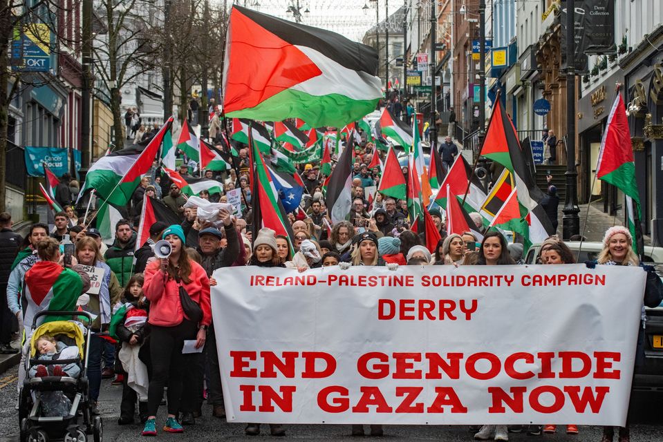 مسيرة مؤيدة لفلسطين في ديري يوم السبت.  تصوير مارتن ماكيون.