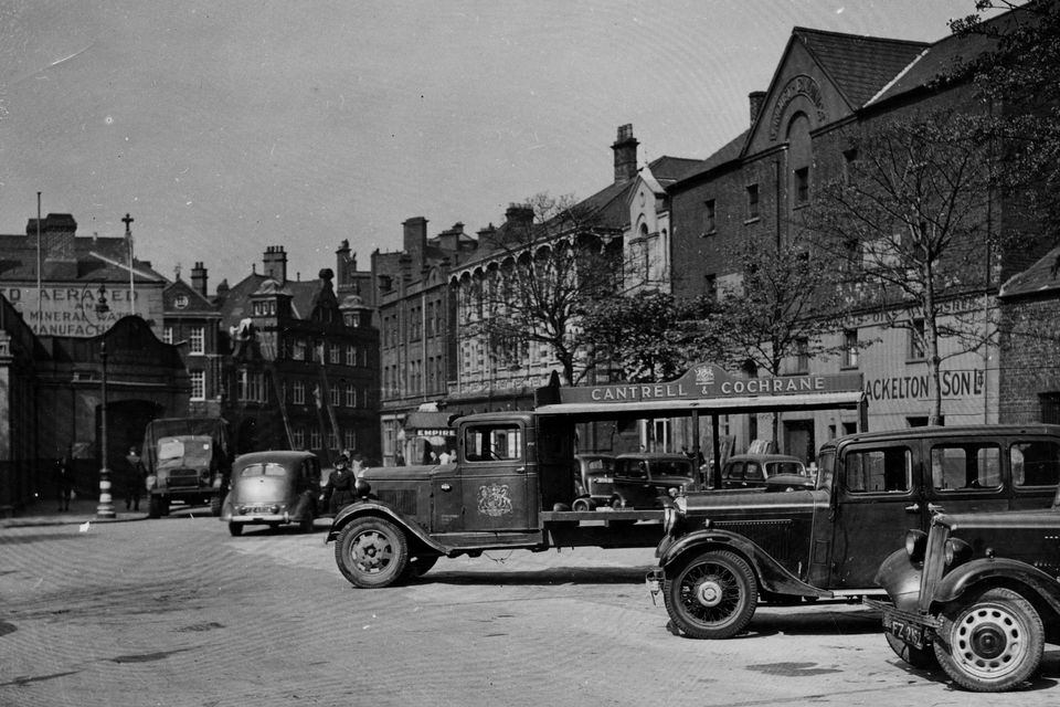 Victoria Square, Belfast, with Cantrell & Cochrane delivery lorry.  3/5/1946
BELFAST TELEGRAPH COLLECTION/NMNI