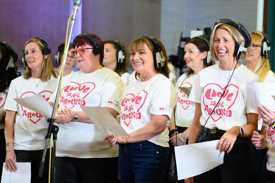 Lorraine singing with the choir (ITV/Jonathan Horsley/PA)