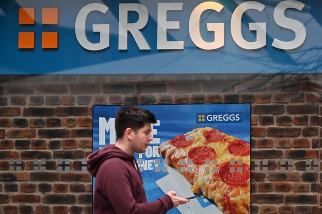 Greggs eröffnet ein neues Geschäft im Forestside Shopping Centre in Belfast