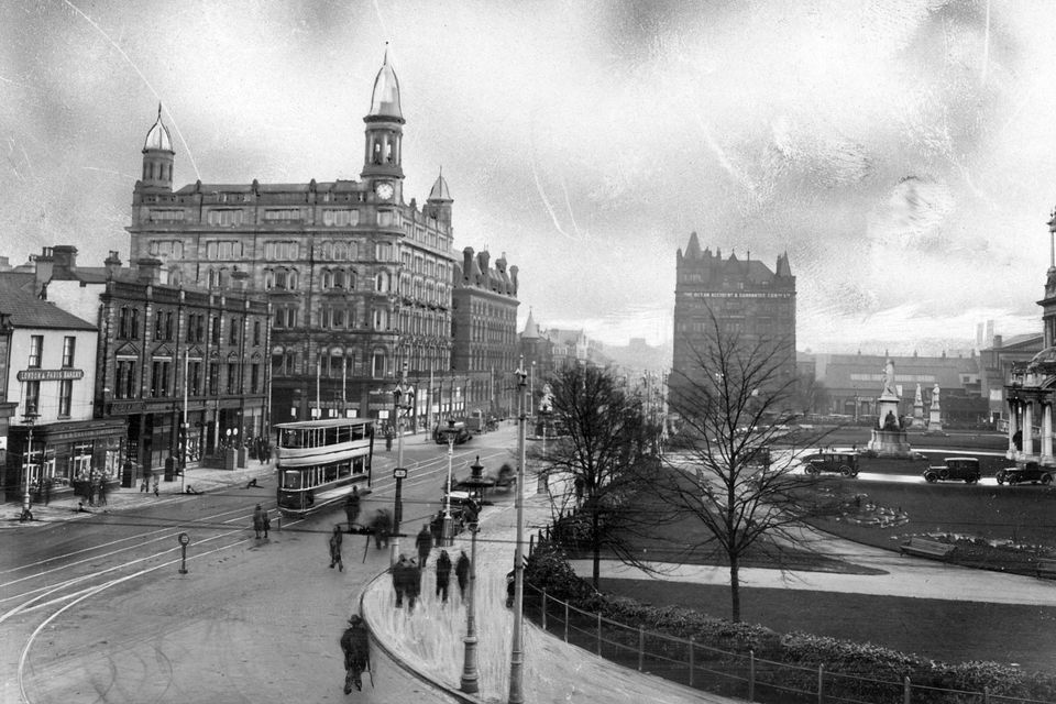 Belfast. Streets. City Centre. Donegall Square. Belfast City Hall.  1932