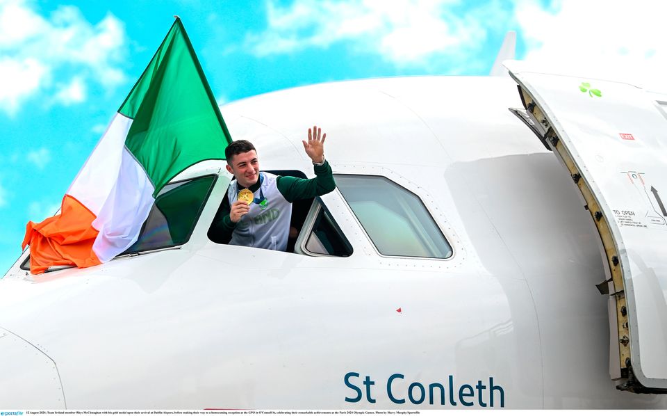 Rhys McClenaghan with his gold medal upon arrival at Dublin Airport Photo by Harry Murphy/Sportsfile