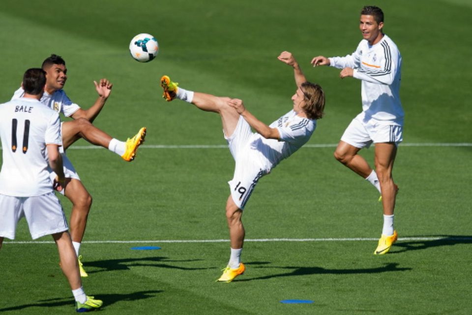 Cristiano Ronaldo welcomes Gareth Bale to Real Madrid