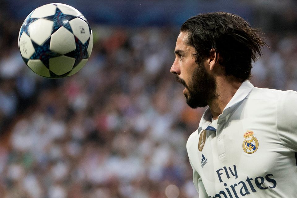 Liverpool's Fernando Torres, right, heads the ball past Real Madrid 's  Pepe, of Brazil, during a Champions League, Round of 16, first leg soccer  match against Real Madrid at the Santiago Bernabeu