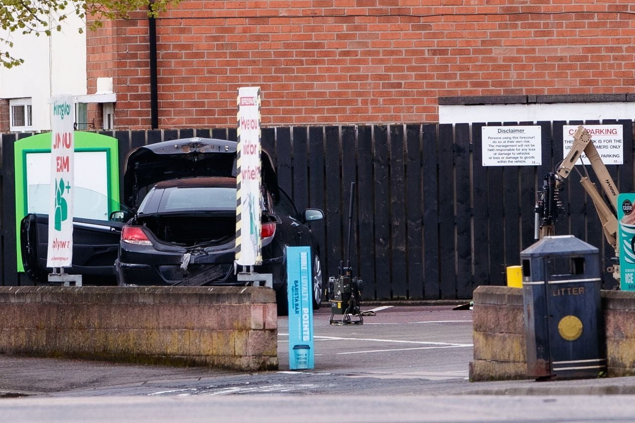 Car Explodes Outside Belfast Police Station, Prompts Security Alert and Evacuations - News Directory 3