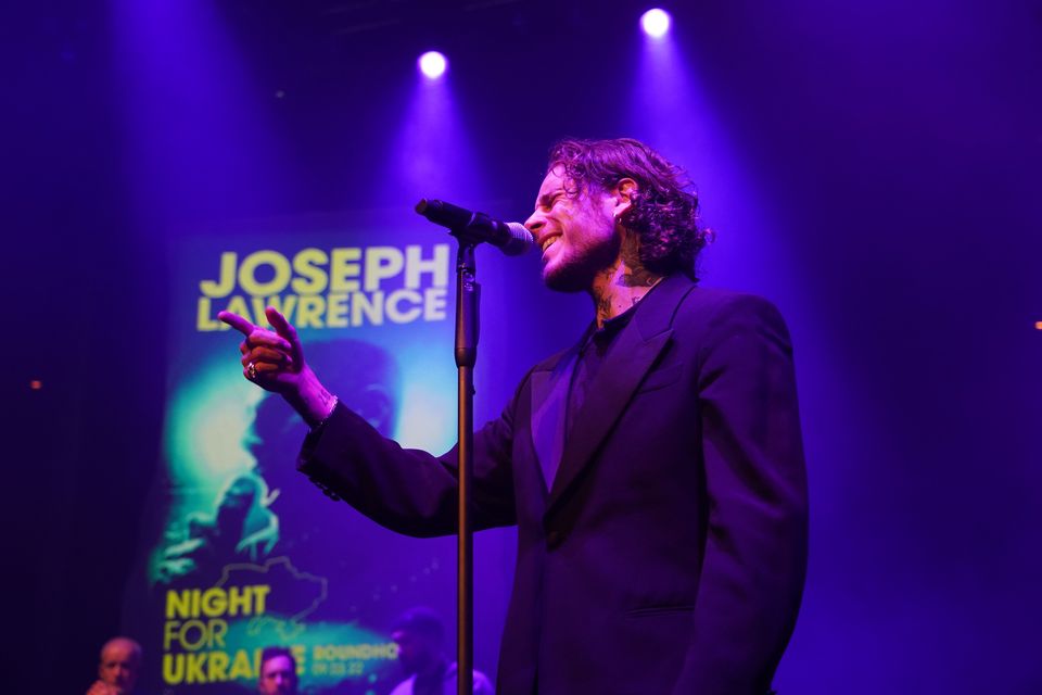 Джозеф Лоуренс на сцені під час заходу 