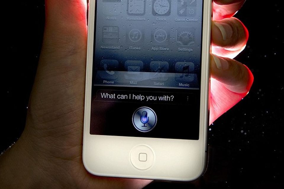 Apple unveils iPhone 4S