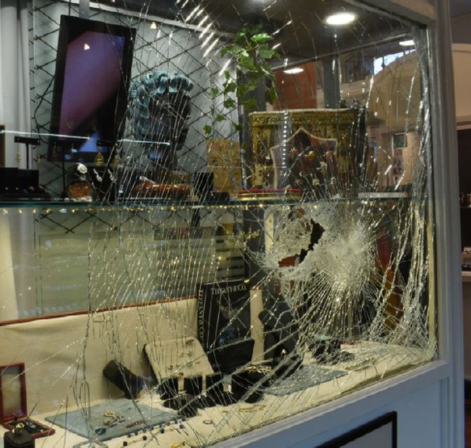 Damage to the window of the jewellery store (Metropolitan Police/PA)