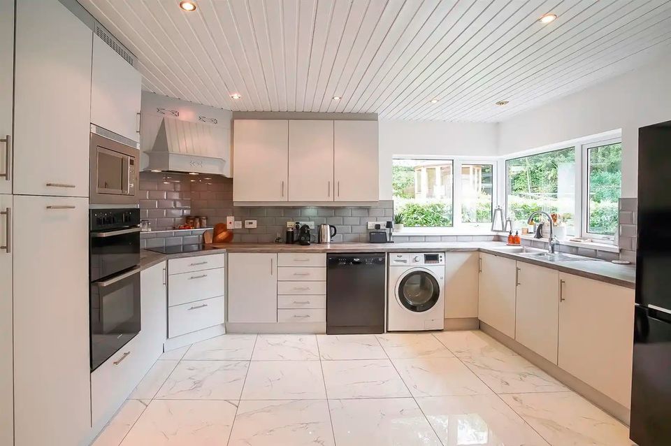 Kitchen with integrated appliances