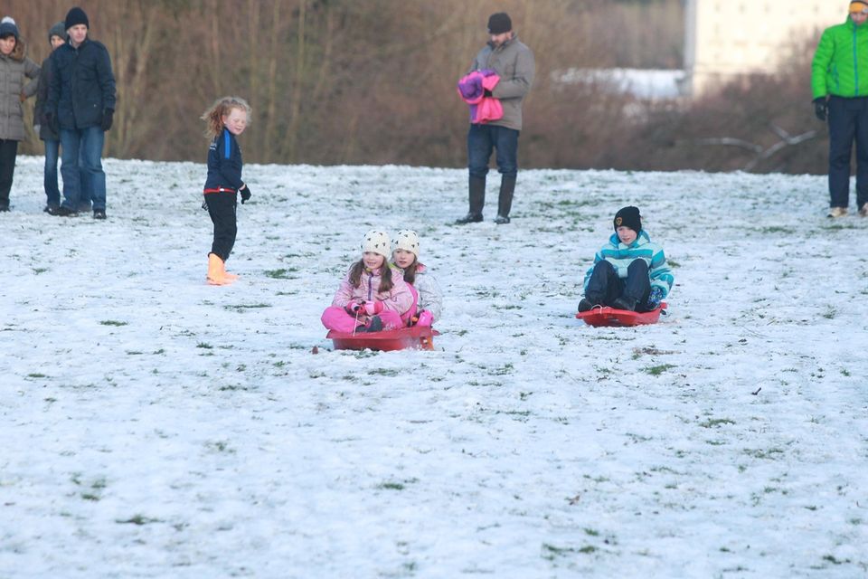 10/12/17
PACEMAKER PRESS 
People make the best of the snow in the grounds of Stormont. 
PICTURE MATT BOHILL PACEMAKER PRESS
