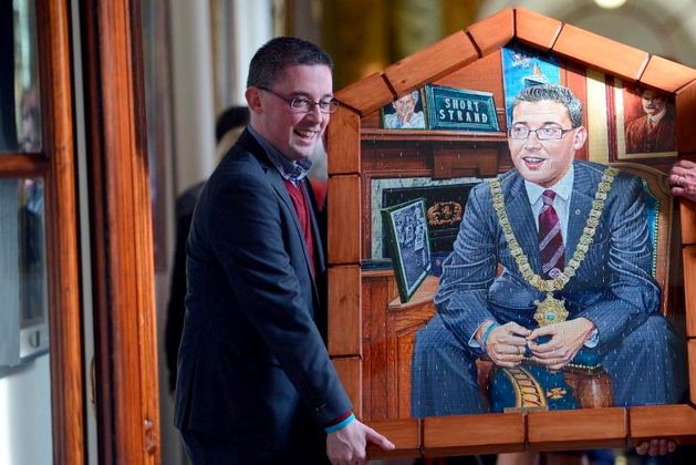 Parties on Belfast City Council have agreed to the removal of the portrait of former Lord Mayor Niall Ó Donnghaile from City Hall.