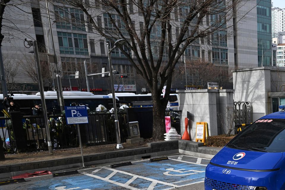 A blue van carrying impeached South Korean President Yoon Suk Yeol arrives at Seoul Western District Court (Kim Hong-ji/Pool Photo/AP)