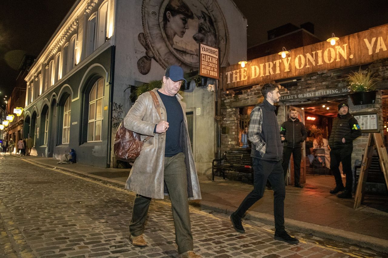 Actor Gerard Butler mobbed by adoring fans in Belfast pub ...