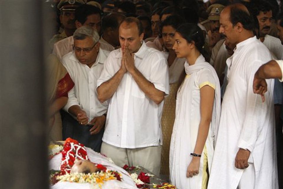 Family members pay their last respects to Hemant Karkare, the chief of Mumbai's Anti-Terrorist Squad, just before his cremation in Mumbai, India, Saturday, Nov. 29, 2008.  Indian commandos killed the last remaining gunmen holed up at a luxury Mumbai hotel Saturday, ending a 60-hour rampage through India's financial capital by suspected Islamic militants that killed people and rocked the nation. (AP Photo/Saurabh Das)