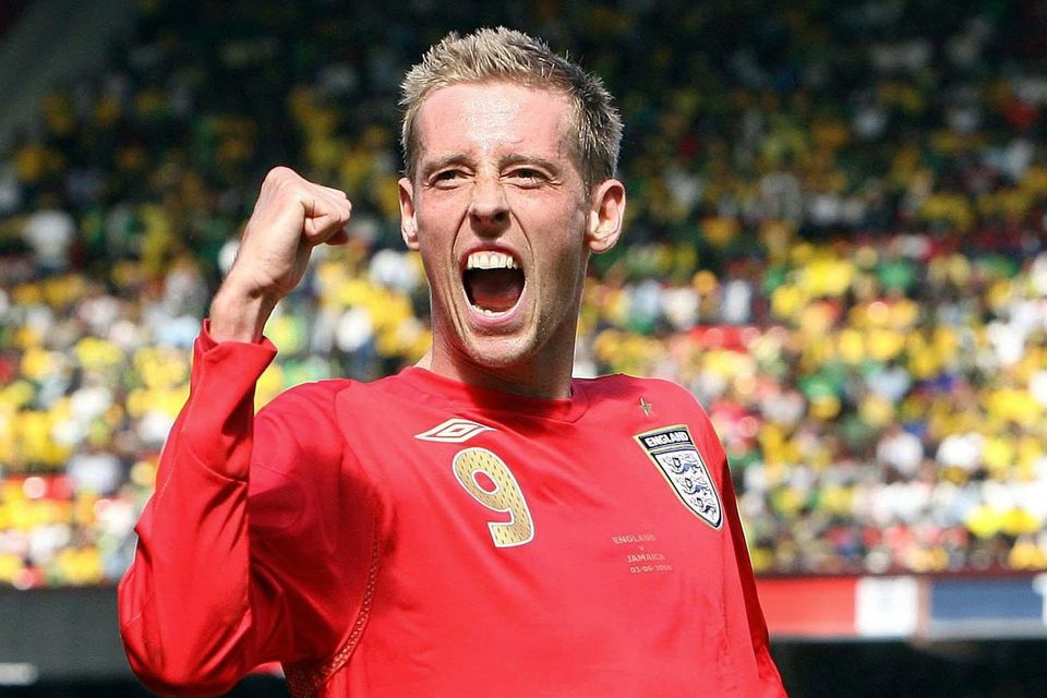 England striker Peter Crouch announces retirement