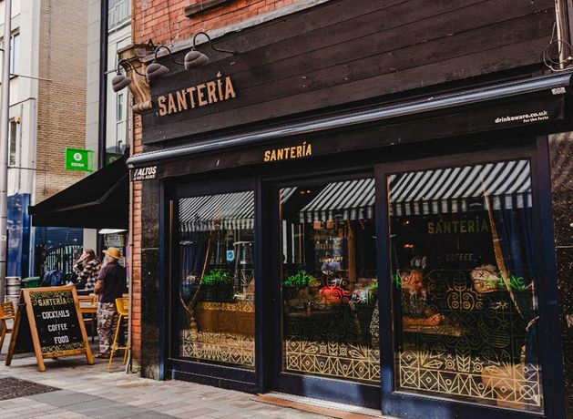 Santeria: bar di Belfast ribattezzato in onore di “piume arruffate” in Italia