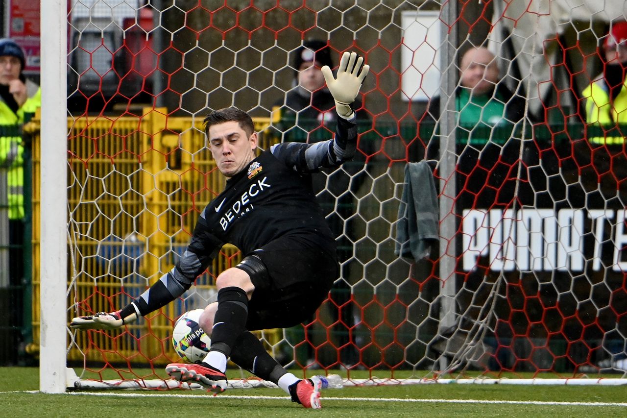 Championship leaders Bangor set to sign experienced Premiership goalkeeper