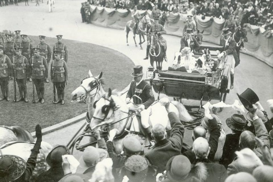 King George V, arriving at Belfast City Hall accompanied by Queen Mary to the opening of the first Ulster Parliament. 22/6/1921.