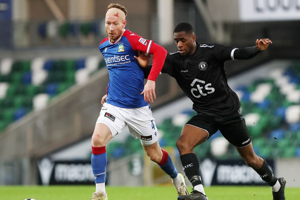 Centre-back Michael Newberry has joined Belfast rivals Cliftonville from Linfield