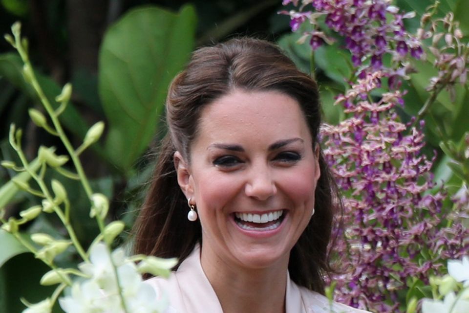 Kate Middleton Closer photos, so what? Duchess of Cambridge giggles as she  greets topless women